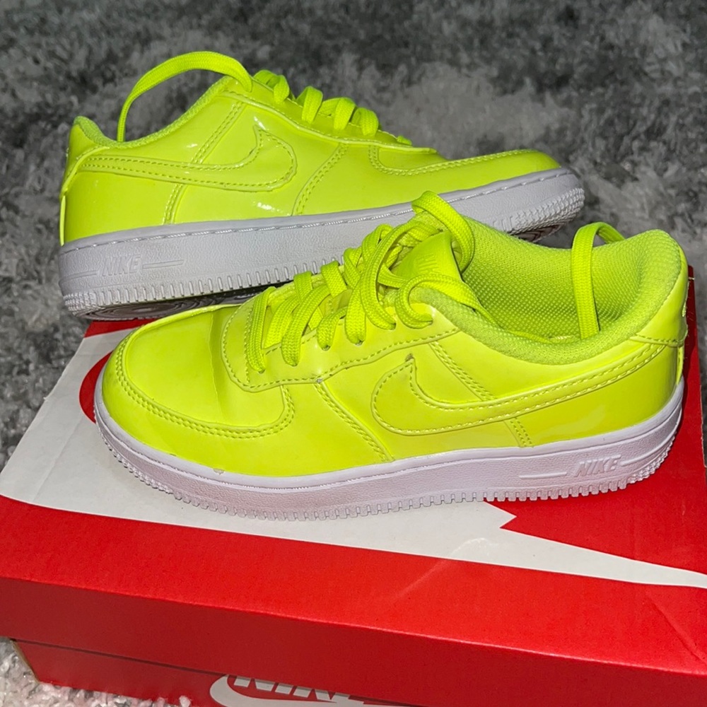 Nike Air Force 1 LV8 UV GS Volt Kids size 13.5c